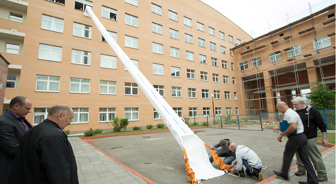 использование коллективного спасательного устройства - спасательного рукава