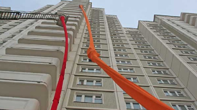 использование коллективного спасательного устройства - спасательного рукава